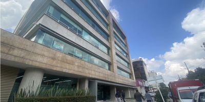 Se VENDE preciosa oficina con terraza en Molinos Norte con 2 despachos privados y 1 parqueadero cubierto Cada piso tiene bateria de banos El centro empresarial cuenta con 34 puestos de visitantes, planta electrica suplencia total, Vigilancia 24 hrs, Terraza con comedor y salón comunal. Cuenta con adaptaciones para personas con movilidad reducida. Cerca de Cra 15, sector financiero, etc. RENTANDA! - 25-112