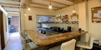 Rentahouse vende hermosa casa de estilo arquitectonico unico de 500M2, ideal de realizar tu proyecto soñado, ideal para Hostal, Hotel Boutique, Residencia Estudiantil, todo enmarcado en el concepto de la sencillez y lo practico de la vida actual, conservando la esencia de la tradicion de una obra como esta en el corazon de la ciudad.Tiene 11 alcobas todas con baño privado. 2 Aptoestudios de 30m2. - 25-817