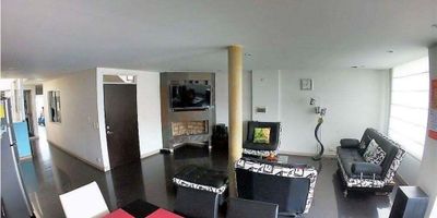 Rentahouse vende MARAVILLOSA casa muy bien ubicada, con amplios espacios. Perfecta para invertir, cuenta con tres niveles mas una terraza muy amplia en el ultimo piso, techada con domo que puede correrse. Está conformada por 4 apartamentos,  3 rentando actualmente. La casa cuenta con dos entradas una a la calle que es cerrada y la otra a un hermoso parque. - 25-814