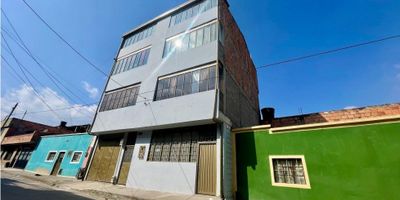 Rentahouse vende edificio de 4 pisos de 403 M2 contruidos ubicado en lote de 196 M2, ideal para fundaciones, colegio, etc. Posee Recepcion, cocina, 10 baños, amplio patio, 8 salones (aulas), muy iluminado. - 25-827