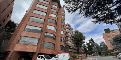 Se Vende precioso Apartamento iluminado en 6to piso en Rosales Tiene hall de entrada, bano social, sala con chimenea, estudio con chimenea, comedor, cocina integral con area de lavado, 3 alcobas, la principal con vestier y bano privado Bano auxiliar mas cuarto y bano de servicio. 2 garajes en servidumbre y amplio deposito. Conjunto esquinero, con vigilancia 24 horas, 4 garajes de visitantes. Conjunto con Planta electrica areas comunes, ascensor, Shut de basura en cada piso. Salon comunal. - 25-116