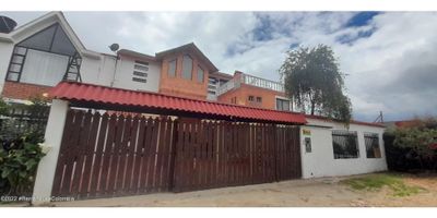 Venta de hermosa casa de 3 niveles, espacio para ascensor. Consta de Sala con chimenea, comedor independiente, cocina con isla, zona de ropas, jardin, patio con BBQ, parqueadero para 4 vehículos. 2do nivel con hall de alcobas, 1 hab con closet y baño privado, 2 hab aux, baño que comparten las hab, 1 balcon y terraza descubierta. 3er Nivel Hab principal con vestier, bano privado y dos terrazas. - 25-754