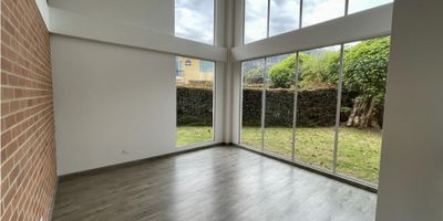 Rentahouse vende hermosa e iluminada casa con grandes vistas panoramicas en la tranquilidad de la sabana, ubicada en la via chia cota, lo cual le da acceso rapido a las vias principales. se encuentra en un conjunto de 25 casas, sin areas comunes, solo un lote que se proyecta que sea un parque. Detalle a resaltar es poseer 2 alcobas con bano privado en piso 1. - 25-809