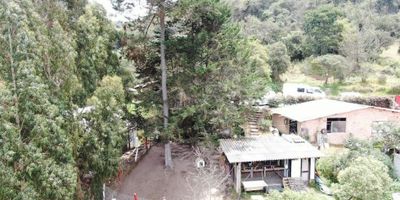 Rent-A-House vende hermoso lote en La Calera, con extension de 7234 m2, su acceso es por la carrera septima con calle 174 Norte. Ideal para vivienda familiar, topografia terreno irregular y cuenta con los servicios basicos. Este lote esta estrategicamente ubicado en la vereda Aurora y ofrece vistas panoramicas espectaculares y un entorno natural verde de ensueño. Agenda tu cita. Precio negociable - 25-230