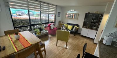 Se vende precioso apartamento en 1er piso en La Calera de 66 m2 + patio de ropas de 4,06 m2. Cuenta con sala comedor con vista al jardin, cocina abierta, patio de ropa con ventilacion e iluminacion natural, 3 alcobas, la principal con bano privado, bano auxiliar para 2 alcobas. 1 garaje independiente y descubierto. Unicos duenos. Papeles e. Regla, llame ya!!! A 4 cuadras de la plaza del pueblo Mas detalles sobre este inmueble:
- Unicos duenos 
- Se entrega con Percianas
- Apto entregado en abril 2019
- Acceso facil a transporte publico, buses veredales, o buses a bogota desde la plaza o parque central del pueblo que queda a 4 cuadras
- Frente al conjunto hay un supermercado
- Estrato 4 municipal, por lo que los servicios son muy economicos

El conjunto cuenta con:
- Conjunto compuesto por Torres 7
- Nuestra torre es de 6 pisos con 24 aptos en total, algunas torre son de 8 pisos. 4 aptos en el piso
- 11 garajes de visitantes 
- Planta electrica zonas comunes
- Tanque de agua
- Celadurias 24 horas, 7 dias a la semana
- Areas comunes:
- Parque infantil 
- Parque de mascotas,
- Gimnasio
- Salon social 
- BBQ
- Tepanyaqui
- Senderos peatonales, - 25-835