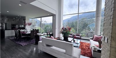 Se renta impresionante propiedad AMOBLADA a solo 3 kilometros despues del peaje de La Calera Lote de 3440m2 y 612m2 de Area Construida Construida en el 2015 Cuenta con 6 alcobas con bano privado, jacuzzi para 12 personas, bar, sauna, huerta, gimnasio, casa de mayordomo, 6 garajes cubiertos. Viva en un oasis privado ideal para toda la familia Estamos dispuestos a una negociacion Mas detalles sobre nuestro inmueble:

Distribucion

1ER PISO
- Bano social
- Sala
- Comedor con acceso al Dek y BBQ
- Cocina aberta
- Area de despensa
- Chimenea divisoria a gas

PISO INTERMEDIO SUPERIOR
- 4 alcobas con terraza, walking closet y bano privado
- 1 alcoba con bano privado y closet
- Hall de TV
- Gimnasio
- Salida hacia los jardines

2DO PISO
- Cubierta de la casa
- Hall de alcoba
- Alcoba principal con Terraza, Vestier y bano privado
-  Todas las ventanas de la alcoba principal son insonorizadas y con doble vidrio

PISO INTERMEDIO INFERIOR
- 2 amplios depositos
- Zona humeda JACUZZI con capacidad de 8 a 12 personas
- Bar completamente ambientado con bano social
- Sauna con ducha
- Garaje para 2 autos co porton electrico
- Zona de taller
- Area de lavanderia con lavadora y secadora de ultima generacion 
- Hermosos Jardines
- Huerta organica
- Casa de payordomo que cuenta con sala, comedor, cocina, alcoba y bano
- Casa de mascotas

La casa se entrega con:
- Todos los electrodomésticos son KitchenAid de induccion electrica , muebles y decoracion en general 
- Con el Circuito cerrado de TV compuesto por 16 camaras de seguridad
- Tanques de agua, uno de 16mil litros que recolecta aguas lluvias para usar para la limpieza y mantenimiento de jardines. El 2do tanque es de 8mil litros que se llena cuando el anterior esta repleto. El 3er tanque es de 6mil litros de agua potable del acueducto vereda. El este sector no hay cortes de agua 


Mas detalles sobre esta impresionante propiedad:
- En estructura metalica y en PVC con tecnologia de ultima generación para clima frio
- La casa fue di