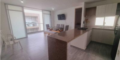 Apartamento en renta en el conjunto residencial Portelo de Serena del Mar, completamente amoblado y listo para habitar. Cuenta con 2 habitaciones con aire acondicionado, 2 baños completos, cocina integrada dotada, área de labores, balcón y parqueadero. El conjunto ofrece piscina, área infantil, salón social y vigilancia 24/7, ideal para quienes buscan confort y seguridad en un entorno tranquilo - 25-1198