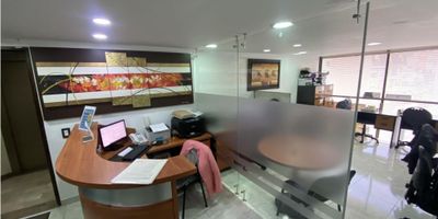 ¡Descubre tu nuevo espacio de trabajo en Santa Bárbara Oriental! Esta elegante oficina de dos pisos en un edificio inteligente te ofrece 71.54 m² de sofisticación y comodidad. Disfruta de un ambiente moderno con baño, cocina, sala de espera, baños para visitantes y dos parqueaderos. Es el lugar perfecto para elevar tu negocio. ¡Haz de esta oficina tu nuevo hogar profesional! Discover your new workspace in East Santa Barbara! This elegant two-story office in a smart building offers you 71.54 m² of sophistication and comfort. Enjoy a modern environment with a bathroom, kitchen, waiting room, visitor bathrooms and two parking spaces. It is the perfect place to elevate your business. Make this office your new professional home! - 25-1619