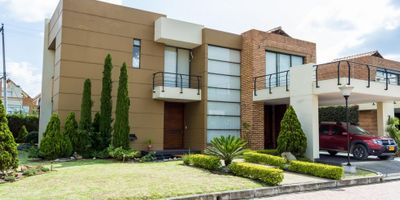 Rentahouse Vende Bella Casa en condominio cerrado, comodos y amplios espacios, buena iluminacion natural, con bellos acabados, cada habitacion con su baño , terrazas para el disfrute de toda la familia,el conjunto tiene gimnasio, cancha de futbol, salon comunal y zona de niños, con vigilancia 24/7, cercana a colegios, universidades, centros comerciales, clinicas ( Incluye la administracion) - 25-1363