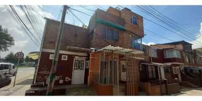 En Rent-A-House Colombia tenemos en Venta apartamento tipo casa de 3 niveles, en el piso 1 cuenta con un local donde puedes iniciar tu emprendimiento, piso 2 tiene 2 habitaciones y 1 baño y el tercer nivel cuenta con una terraza descubierta. Zona muy transitada, muchos parques al frente así como el transporte público. - 25-1048