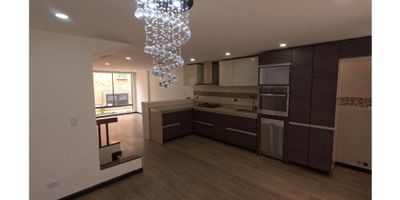 Casa en venta en Cedritos, ubicada en una exclusiva zona de alta valorización, cercana a centros comerciales, colegios, y vías principales de acceso. Esta encantadora propiedad de 146 metros cuadrados está dentro de un conjunto cerrado con vigilancia 24/7, ofreciendo tranquilidad y seguridad. La casa cuenta con 3 pisos donde encontramos, una sala de TV perfecta para el entretenimiento familiar, 3 amplias habitaciones, 3 baños modernos y un espacio de estudio ideal para trabajar desde casa. La zona de lavandería está separada para mayor comodidad. Además, dispone de una espectacular terraza con BBQ, perfecta para disfrutar de momentos al aire libre.

La propiedad incluye 2 puestos de estacionamiento cubierto, completando así este conjunto ideal para quienes buscan comodidad, seguridad y una excelente ubicación en la ciudad.

House for sale in Cedritos, located in an exclusive area of high value, close to shopping centers, schools, and main access roads. This charming 146 square meter property is within a gated community with 24/7 surveillance, offering tranquility and security.
The house has 3 floors where we find a TV room perfect for family entertainment, 3 large bedrooms, 3 modern bathrooms and a study space ideal for working from home. The laundry area is separate for greater convenience. In addition, it has a spectacular terrace with BBQ, perfect for enjoying moments outdoors.

The property includes 2 covered parking spaces, thus completing this ideal complex for those seeking comfort, security and an excellent location in the city. - 25-1625