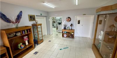 Se arrienda Espléndida casa en la exclusiva zona de Quinta Camacho, ofreciendo una oportunidad única para inversionistas y emprendedores. Con una extensión de 862 metros cuadrados de terreno y una construcción sólida de 659 metros cuadrados distribuidos en dos niveles, esta propiedad es un lienzo en blanco ideal para una variedad de usos, desde restaurantes y comercios hasta un moderno geriátrico - 25-1231