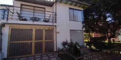 Rent-A-House Colombia, Vende Bonita Casa estilo colonial moderno, esquinera, 133M2, con buena ilumunación natural, sala con chimenea, comedor independiente, amplia despensa, cocina intregra tipo isla con barra abierta al comedor, amplia zona de lavanderia y deposito, terraza interior con acceso al comedor, baño social, 3 habitaciones mas estudio, habitación principal con balcon, baño con tina y sauna. Conjunto cerrado con vigilancia parque infantil y zonas verdes. Para mas información contactanos y agenda tu visita con anticipación. - 25-1304