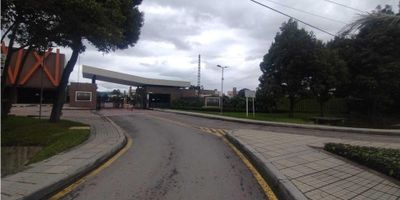 Rent-A-House Colombia Vende Casa Campestre Remodelada completamente de 1 solo piso, en un lote de 257M2 y 110M2 de construcción, cuenta con sala,comedor con chimenea, puertas corredizas con acceso a la zona de BBQ con pergola, jardin en L, cocina con barra topes en cuarzo muebles pintados con poliuretano con un elegante diseño y amplio espacio de almacenamiento, lavandería independiente, estudio privado, baño social, sala pata tv, en la zona privada cuenta con 2 habitaciones auxiliares, 1 baño auxiliar, habitación principal con walking closet y baño privado. 3 parqueaderos con acceso al jardin interior, puerta con cerradura electrónica con clave. servicios estrato 5 rural, conjunto cerrado con vigilancia con acceso por reconocimento facial, amplias zonas verdes, rodeado de naturaleza y una vista extraordinaria, 2 canchas de tenis, 1 cancha de fútbol,  1 cancha multiple, jaulas para golf, mini golf, 2 piscinas climatizadas, gimansio, zonas humedas, salon comunal, salon de juegos con billar pool, ping-pong, futbolito, parque infantil, BBQ comunal, pista perimetral para caminar y trotar. Contactanos para mas información y agenda tu visita. - 25-1509