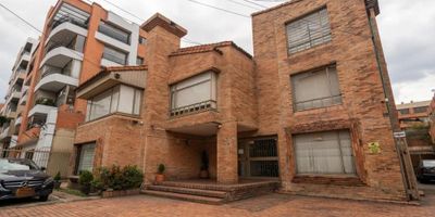 Se Arrienda Oficina / Consultorio / Centro de Terapias.  Ubicada en el corazón de Santa Bárbara Occidental, esta oficina de 110 m² ofrece un espacio funcional y versátil, ideal para diferentes tipos de actividades: oficinas corporativas, consultorios médicos, centro de terapias, pilates, agencias o startups. 4 espacios amplios y luminosos, 2 baños, Cocineta, 4 parqueaderos en línea, Doble puerta (mayor independencia y facilidad de uso) Acceso para personas con movilidad reducida, Excelente iluminación natural, Su ubicación privilegiada, a pocos metros de Transmilenio y cerca de Unicentro, Carulla, CC Santa Barbara Drive, estaciones de gasolina, Restaurantes lo cual garantiza una alta conectividad  comodidad para clientes y colaboradores, asi como facilidad a múltiples servicios. Ideal para empresas, consultorios, firmas de abogados que buscan un espacio cómodo y bien ubicado en la zona norte de Bogotá. LLAMA YA!!!! - 25-1699