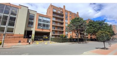 Rent-A-House Colombia tiene a la venta apartamento duplex, en séptimo piso, tiene 150 m2 +2 terrazas de 23 m2, 2 parqueaderos cubiertos en línea, el apartamento consta de cinco baños cuatro de ellos con ducha completos, cuatro habitaciones, una sala comedor con chimenea, Gas, zona de lavandería, cocina integral, luz LED y Ojos de gato en todo el Apartamento. Cuenta con sala de televisión, estudio El cuarto principal tiene ducha, inteligente programada para Masajes, vapor y este tipo de cosas, el Conjunto tiene zona húmedas, canchas, squash, piscina para niños y gimnasio, salones comunales, es estrato 4, tiene todos los servicios/al Arturo Calle, y al centro comercial Colina tiene 14 años de construido - 25-1854