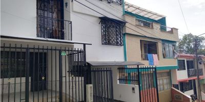 Se vende casa de tres niveles cerca del centro de Fusagasugá, en un Primer nivel cuenta con parqueadero cubierto para un vehículo tipo camioneta y una moto, sala - comedor, cocina integral y baño, segundo nivel tres alcobas con su closet, tercer nivel, alcoba principal, baño, sala - comedor, cocina y patio. Cerca de comercios, colegios, Buena oportunidad para invertir. Llama ya. - 25-1797