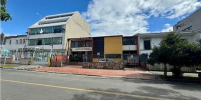 Espléndida casa en la exclusiva zona de Quinta Camacho, ofreciendo una oportunidad única para inversionistas y emprendedores. Con una extensión de 862 metros cuadrados de terreno y una construcción sólida de 659 metros cuadrados distribuidos en dos niveles, esta propiedad es un lienzo en blanco ideal para una variedad de usos, desde restaurantes y comercios hasta un moderno geriátrico. La casa se destaca por sus amplios y luminosos espacios, que invitan a la creatividad y a la transformación. La distribución abierta de los ambientes permite una flexibilidad sin igual para adaptar el diseño a las necesidades específicas de su negocio.

El primer nivel ofrece varias áreas que pueden convertirse en acogedores salones de comedor, elegantes tiendas o espacios comunes para los residentes de un geriátrico. Las grandes ventanas permiten la entrada de abundante luz natural, creando un ambiente cálido y acogedor.

El segundo nivel presenta múltiples habitaciones y espacios adicionales que pueden ser utilizados como oficinas, salas de reunión, o habitaciones privadas, dependiendo de la visión del propietario.

Ubicada en una zona de alto flujo peatonal y vehicular, la casa en Quinta Camacho goza de una ubicación estratégica, cerca de importantes vías de acceso, transporte público y una variada oferta de servicios y comodidades.

No pierda la oportunidad de invertir en esta joya inmobiliaria que combina potencial, ubicación y espacio en una de las áreas más cotizadas de la ciudad. - 25-1649