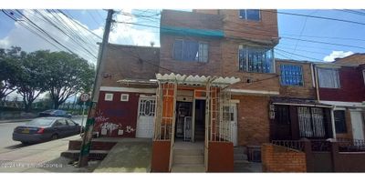 En Rent-A-House Colombia tenemos en Arriendo apartamento tipo casa de 3 niveles, en el piso 1 cuenta con un local donde puedes iniciar tu emprendimiento, piso 2 tiene 2 habitaciones y 1 baño y el tercer nivel cuenta con una terraza descubierta. Zona muy transitada, muchos parques al frente así como el transporte público. - 25-1049