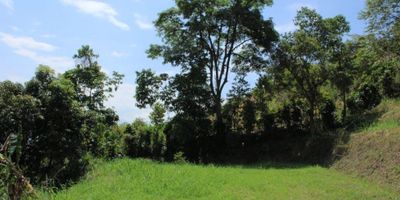 ¡Gran Oportunidad! Descubre este lote privado de 1,100 m² en La Mesa, Cundinamarca, ideal para tu finca de recreo. ¡Es el momento perfecto para invertir! 
Explanación lista para construir la casa de tus sueños con impresionantes vistas. Acceso fácil desde la carretera pública.
Ubicado en una área tranquila, a solo 15 minutos de San Joaquín, además, encontrarás piscinas a solo 10min de distancia Great Opportunity! Discover this private lot of 1,100 m² in La Mesa, Cundinamarca, ideal for your recreational farm. It's the perfect time to invest!
Land ready to build the house of your dreams with stunning views. Easy access from the public road.
Located in a quiet area, just 15 minutes from San Joaquín, plus you'll find swimming pools just 10 minutes away - 25-1618