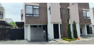 Casa dúplex esquinera en venta en Parque Natura-Jamundí.1er piso: Sala-comedor, cocina abierta, 1 baño social, zona de lavandería, jardín en L con pérgola , 1 depósito, jardín de entrada.2do. piso: 3 alcobas con aires acondicionados (ppal con baño y vestir),1 baño de alcobas, sala de TV y/o estudio. Área social: 2 piscinas, turco, parque infantil. Cerca a CC Alfaguara, colegios y universidades. - 25-1960