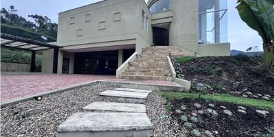 Se vende impresionante propiedad a solo 3 km despues del peaje de La Calera Lote de 3440m2 y 612m2 de Area Construida Construida en el 2015 Cuenta con 6 alcobas con bano privado, jacuzzi para 12 personas, bar, sauna, huerta, gimnasio, casa de mayordomo, 6 garajes cubiertos. Viva en un oasis privado ideal para toda la familia Estamos dispuestos a negociar SE ACEPTAN PERMUTAS Mas detalles sobre nuestro inmueble:

Distribucion

1ER PISO
- Bano social
- Sala
- Comedor con acceso al Dek y BBQ
- Cocina aberta
- Area de despensa
- Chimenea divisoria a gas

PISO INTERMEDIO SUPERIOR
- 3 alcobas con terraza, walking closet y bano privado
- 1 alcoba con bano privado y closet
- Hall de TV
- Gimnasio
- Salida hacia los jardines

2DO PISO
- Cubierta de la casa
- Hall de alcoba
- Alcoba principal con Terraza, Vestier y bano privado
-  Todas las ventanas de la alcoba principal son insonorizadas y con doble vidrio

PISO INTERMEDIO INFERIOR
- 2 amplios depositos
- Zona humedad JACUZZI con capacidad de 8 a 12 personas
- Bar completamente ambientado con bano social
- Sauna con Bano con ducha

- Garaje para 2 autos co porton electrico
- Zona de taller
- Area de lavanderia con lavadora y secadora de ultima generacion 

- Hermosos Jardines
- Huerta organica
- Casa de mayordomo que cuenta con sala, comedor, cocina, alcoba y bano
- Casa de mascotas


La casa se puede negociar con todos los muebles:
- Todos los electrodomésticos son KitchenAid de induccion electrica , muebles y decoracion en general 
- Con el Circuito cerrado de TV compuesto por 16 camaras de seguridad
- Tanques de agua, uno de 16mil litros que recolecta aguas lluvias para usar para la limpieza y mantenimiento de jardines. El 2do tanque es de 8mil litros que se llena cuando el anterior esta repleto. El 3er tanque es de 6mil litros de agua potable del acueducto vereda. El este sector no hay cortes de agua 


Mas detalles sobre esta impresionante propiedad:
- En estructura metalica y en PVC con tecnologia de ultima generació