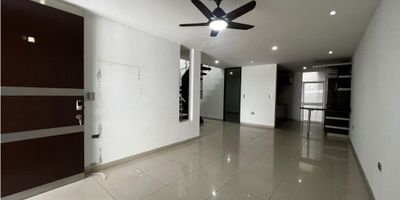 Espectacular e iluminada casa, con un área de 145  m2, excelente distribución de espacios, cuenta con cuatro habitaciones, sala - comedor, cocina integral mixta , zona de ropas, 5 baños , pisos en porcelanato, amplio estacionamiento para dos vehículos, El conjunto ofrece portería con vigilancia, salón social, gimnasio, piscina, parques, zonas verdes, canchas múltiples, parqueadero de visitantes y - 25-1019
