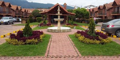 ¡Oportunidad única de Inversión se vende casa de tres niveles en Chía en conjunto residencial
Te presentamos esta espectacular casa de 3 niveles, ubicada en un exclusivo conjunto residencial en Chía. Ideal para familias que buscan comodidad, seguridad y un ambiente tranquilo, consta de 4 habitaciones y 4 baños completos y 1 social, sala comedor con chimenea, recibidor, cuarto útil, patio de ropas, mezanin, El conjunto tiene capilla, jardines, salón comunal capacidad para más de 150 personas, LLAMA YAAA!!! - 25-1463