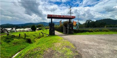 ¡Oportunidad en Ubaté, Cundinamarca!
Se vende casa lote con una espectacular vista panorámica al valle de Ubaté y los farallones de Sutatausa, rodeada de un bosque nativo que preserva la energía y la magia de la cultura muisca; ubicada en un condominio que queda después de un eco-hotel, cancha de tenis, 2 grandes lagos, restaurante, spa, y 8km de senderos naturales protegidos. En el terreno de 855 m2 encontramos una casa en construcción de 200 m2 aprox, en la parte exterior de la casa esta el espacio para una area de juegos y capacidad de estacionamiento de hasta 4 vehículos; entrando en sintonía con la naturaleza un sendero que nos guía hasta la entrada principal, donde encontramos espacio de sala, comedor, baño social, chimenea, amplia cocina abierta, cuarto de servicio con baño privado y ducha. En la segunda planta tenemos cuarto de televisión, una habitación auxiliar con baño privado y ducha, la habitación principal con walk-in-closet y baño privado con ducha; como área social y en común tenemos una espectacular y amplia terraza. - 25-1046