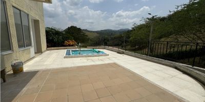 Descubre la oportunidad de vivir en un paraíso campestre en Anapoima! Este lote de 2000 metros cuadrados, ubicado en un condominio campestre exclusivo, ofrece una experiencia de vida única en medio de la naturaleza exuberante y las comodidades modernas.

Enclavado en un entorno tranquilo y sereno, este lote está rodeado de un paisaje pintoresco y verde, que invita a la relajación y el descanso. Descubre la oportunidad de vivir en un paraíso campestre en Anapoima! Este lote de 2000 metros cuadrados, ubicado en un condominio campestre exclusivo, ofrece una experiencia de vida única en medio de la naturaleza exuberante y las comodidades modernas. Enclavado en un entorno tranquilo y sereno, este lote está rodeado de un paisaje pintoresco y verde, que invita a la relajación y el descanso.

El condominio campestre ofrece una amplia gama de servicios e instalaciones para el disfrute de sus residentes, asegurando una experiencia de vida verdaderamente privilegiada.

Para los amantes del deporte, el condominio cuenta con canchas de tenis y fútbol, así como un mini golf, que brindan oportunidades para mantenerse activo y disfrutar del aire libre en un entorno natural. Además, la casa club ofrece salones sociales donde los residentes pueden reunirse y socializar, creando así una comunidad cálida y acogedora.

Las zonas húmedas, equipadas con baños, terrazas y una zona de BBQ, son el lugar perfecto para relajarse y disfrutar de momentos memorables con amigos y familiares. Además, un jacuzzi al aire libre ofrece la oportunidad de sumergirse en aguas cálidas y relajantes mientras se contempla el paisaje circundante.

La piscina del condominio, rodeada de exuberantes jardines y lagos, es un oasis de frescura y tranquilidad donde los residentes pueden disfrutar de un refrescante chapuzón en los días soleados. Los caminaderos serpenteantes permiten explorar y disfrutar de la belleza natural del entorno, mientras se conecta con la naturaleza.

En resumen, este lo