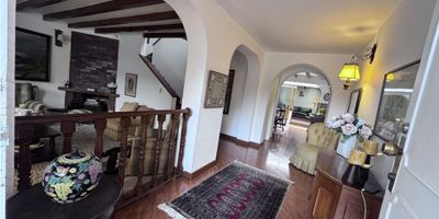 Se vende casa en Lisboa Usaquen Sector de alta valorización Lote de 193m2 Cerca de Calles 140, 134, Av 9na Su distribución es 1er piso 3 garajes, BBQ, Jardin, sala con chimenea y tapete, amplio Comedor,  Hall de TV, Cocina independiente, San Alejo, amplia área de lavandería cuarto y bano de servicio 2do piso: 3 alcobas la principal con vestir y bano privado, mas bano auxiliar SE ESCUCHAN OFERTA Casa en perfecto estado, muy bien mantenida, todo funcional.

Area lote: 10 m2 de frente por 40 m2 de fondo


- Sector privilegiado, con una ubicación fantastica por estar cerca de vias principales como la Calle 140, la 134, Av 9na y 7ma. Acceso a transporte publico, se puede llegar en bicitaxi a la Estacion de transmilenio Alcala.

Muy cerca de nuestra hermosa casa quedan las casas Conjunto Residencial Antigua Country que es muy vigilado y seguro

Es un sector tranquilo por ser netamente residencial pero a a la vez cuenta con todo el sector comercial a pocos metros.


TAMBIEN TENEMOS A LA VENTA LA CASA VECINA!
LLAME YA! - 25-1411