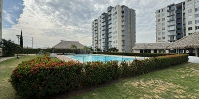 Te presento un hermoso apartamento vacacional en venta en Flandes, un destino turístico encantador ubicado en una zona de gran valorización en Colombia. Este apartamento es el lugar perfecto para disfrutar de unas vacaciones relajantes o como inversión para generar ingresos a través del alquiler. Te presento un hermoso apartamento vacacional en venta en Flandes, un destino turístico encantador ubicado en una zona de gran valorización en Colombia. Este apartamento es el lugar perfecto para disfrutar de unas vacaciones relajantes o como inversión para generar ingresos a través del alquiler.

Al ingresar al apartamento, te encontrarás con un espacio luminoso y acogedor, diseñado para brindar comodidad y tranquilidad a sus ocupantes. Con tres habitaciones bien distribuidas, este apartamento ofrece espacio más que suficiente para alojar a familiares o amigos. Las habitaciones están decoradas con gusto y equipadas con todo lo necesario para una estancia confortable.

El apartamento también cuenta con dos baños completos, lo que garantiza la conveniencia y privacidad de los residentes. La sala de estar y el comedor son áreas amplias y confortables, perfectas para relajarse después de un día de exploración o para disfrutar de deliciosas comidas en compañía de tus seres queridos.

Desde el balcón del apartamento, se pueden apreciar vistas impresionantes de los alrededores, lo que te permite disfrutar del aire fresco y admirar el paisaje mientras te relajas al final del día.

Una de las características más destacadas de este apartamento es su acceso a una hermosa piscina y zona social. Aquí, los residentes pueden disfrutar de momentos de diversión y relajación bajo el sol, mientras disfrutan de la compañía de otros huéspedes.

Además, la seguridad está garantizada gracias al servicio de vigilancia 24/7, lo que brinda tranquilidad y tranquilidad a los residentes y visitantes.

Ubicado en una zona de gran valorización y turística, este apartame