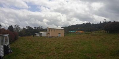 Se vende lote de terreno en zona eminentemente   forestal por su condición de colindancia con el Embalse de San Rafael. Tiene alta calidad agrícola, muy recomendado para la ganadería por sus pastos naturales, tiene construida una vivienda para uso de encargados y una casa o perrera ideal para una escuela o academia de caninos. Buena oportunidad de inversión.  Llama a tu asesor de confianza - 25-1417