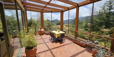 Descubre esta espectacular casa en venta en uno de los conjuntos más prestigiosos de la Calera, que combina lujo y comodidad en un entorno natural, con excelente vista a esplendidos jardines, 3 habitaciones, 3 banos, biblioteca, la alcoba principal con linda terraza y excelente vista, chimeneas, El conjunto tiene reservorio de agua y Acueducto propio, cancha de tenis y futbol, BBQ LLAMA YA!! - 25-1652