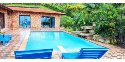 Bienvenido a esta hermosa finca ubicada en La Vega, Cundinamarca, que se extiende a lo largo de 3 fanegadas de exuberante naturaleza y comodidades excepcionales. Esta propiedad se destaca por su belleza escénica y sus instalaciones de primera clase. Además de la casa principal, la propiedad cuenta con dos encantadoras cabañas para huéspedes, proporcionando un espacio íntimo y acogedor para visitantes o familiares. Estas cabañas están estratégicamente ubicadas para ofrecer privacidad y tranquilidad.

Los exteriores de la finca son igualmente impresionantes, con una piscina temática que se integra armoniosamente con el entorno natural. La piscina no solo brinda un lugar refrescante para disfrutar del clima, sino que también añade un toque estético a la propiedad. Además, hay una cancha de mini tejo y una cancha de microfútbol, ideales para disfrutar de actividades deportivas y recreativas en familia o con amigos.

Los extensos jardines y zonas verdes de la finca ofrecen un entorno sereno y relajante, perfecto para paseos tranquilos o simplemente para disfrutar de la belleza natural que rodea la propiedad. Dos áreas de barbacoa (BBQ) permiten organizar eventos y celebraciones al aire libre, creando momentos inolvidables junto a familiares y amigos.

Uno de los atractivos más destacados es el lago de peces, que agrega un toque pintoresco y sereno a la finca. Rodeado de árboles frutales como mandarinas, aguacates, plátanos, y cultivos de chocolate y café, este entorno natural invita a la contemplación y la conexión con la naturaleza.

La finca se encuentra en un sector excelente, lo que garantiza una valorización significativa con el tiempo. Esta propiedad no solo ofrece un hogar de lujo, sino también una inversión sólida en un entorno natural incomparable.

En resumen, esta finca en La Vega, Cundinamarca, es un oasis de belleza y comodidad que combina la elegancia arquitectónica con la riqueza natural, proporcionando un lugar perfecto para disf