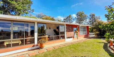 Finca en venta en Guatapé, un paraíso rodeado de verde con espectacular vista a la represa y a la Piedra del Peñol. Cuenta con 1.500 m² de terreno y una casa acogedora con 2 habitaciones, 2 baños, sala-comedor y cocina. Ideal para descanso o inversión, ubicada en zona de gran valorización y proyección turística. Esta propiedad ofrece:

1.500 m² de terreno con abundante verde, perfecto para el descanso o el desarrollo turístico.

Una acogedora casa con:

2 habitaciones amplias

2 baños completos

Sala-comedor luminosa

Cocina práctica y funcional

Un lugar que combina el encanto natural de la zona con el confort necesario para disfrutar cada día como si estuvieras de vacaciones.

( Ideal para vivienda, descanso familiar o inversión, en una zona de alta valorización con gran proyección turística y residencial. - 25-1848