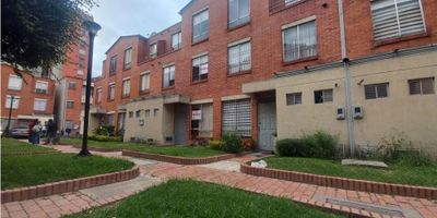 Imagina despertar en un lugar rodeado de tranquilidad y naturaleza, Se Vende esta hermosa casa de 83 m² en Reserva del Pinar, Suba, la cual te ofrece el equilibrio perfecto entre comodidad y ubicación.  Disfruta sus 3 niveles, cocina abierta, balcón, patio de ropas y todas las ventajas de un conjunto cerrado con zonas verdes, BBQ, salón social y parque infantil. Goza de excelentes vías de acceso cercano a Transmilenio la campiña y el portal de suba, se encuentra cerca del centro comercial Plaza Imperial, del Hospital de Suba, del Colegio Nicolás Buenaventura, del Parque Imperial y del Éxito de Suba.  Contáctanos para agendar tu visita y conocer tu nuevo hogar. - 25-1933