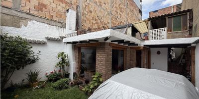 Encantadora Casa Estilo Cabaña en Venta - Un Nivel, con Terraza y Acabados en Madera

Descubre esta hermosa casa de un solo nivel, perfecta para quienes buscan confort, calidez y un diseño con encanto natural. Con un estilo tipo cabaña y acabados en madera, cada espacio ofrece un ambiente acogedor y funcional. Características principales:

Área Social: Sala amplia con chimenea ideal para reuniones familiares, conectada con un comedor independiente para compartir grandes momentos.

Cocina: Práctica y bien distribuida, con acceso directo al patio de ropas.

Habitaciones: Tres habitaciones cómodas y luminosas, más un estudio versátil que puede adaptarse como oficina o sala de juegos.

Baños: Dos baños completos con acabados modernos.

Exterior: Antejardín encantador y una terraza perfecta para disfrutar del aire libre y la tranquilidad del entorno.

Estacionamiento: 1 puesto de parqueadero privado.

Con su diseño tipo cabaña y detalles en madera, esta casa es ideal para quienes valoran el estilo rústico con todas las comodidades modernas. - 25-1835
