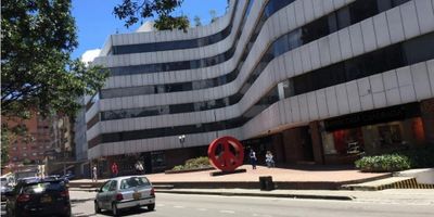 ¡Oportunidad única de inversión en la Carrera Séptima, zona Rosales!

Se arrienda o vende local comercial de 70 m², estratégicamente ubicado sobre la Carrera Séptima, en el exclusivo sector de Rosales, una de las zonas de mayor desarrollo y valorización de Bogotá. Este local cuenta con:

Amplios y luminosos espacios, que ofrecen gran versatilidad para adaptar a cualquier tipo de negocio.

Excelente vitrina y visibilidad, ideal para atraer clientes en una de las vías más transitadas de la ciudad.

Ubicación privilegiada, rodeada de oficinas, edificios residenciales de alto perfil, restaurantes y servicios.

Fácil acceso desde vías principales y transporte público.

Perfecto para cafeterías, tiendas especializadas, consultorios, showrooms, oficinas comerciales, estudios creativos, entre otros.

Haz crecer tu marca en un entorno exclusivo y de alto tráfico. Agenda tu visita y haz parte del crecimiento en una zona estratégica de Bogotá. - 25-1644