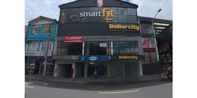 Amplio local comercial en arriendo de 500 m² en obra gris, ubicado en zona de alto tráfico del Restrepo. Cuenta con todos los servicios públicos y una estructura versátil para adaptar a cualquier tipo de negocio: tiendas, restaurantes, gimnasios o bodegas. Excelente visibilidad, fácil acceso y gran proyección comercial. bicado en el corazón del Restrepo, una de las zonas comerciales más dinámicas y transitadas de Bogotá, este amplio local de 500 metros cuadrados en obra gris ofrece el espacio perfecto para diseñar y adecuar según las necesidades de cualquier tipo de negocio.

El inmueble cuenta con todos los servicios públicos disponibles (agua, energía, gas y red de alcantarillado), lo que facilita una rápida adecuación y puesta en marcha de operaciones. Gracias a su amplia fachada y excelente visibilidad, garantiza una alta exposición frente a un flujo constante de peatones y vehículos durante todo el día.

Su estructura abierta y versátil permite múltiples distribuciones: ideal para supermercados, tiendas de conveniencia, gimnasios, restaurantes, centros de servicios, showrooms o bodegas comerciales.

=Í Características destacadas:

Área total: 500 m² en obra gris

Ubicación estratégica en zona de alto tráfico peatonal y vehicular

Excelente frente comercial y posibilidad de vitrina amplia

Servicios públicos instalados

Espacio adaptable para diversos usos

Fácil acceso por vías principales y transporte público

Este local es una gran oportunidad para empresarios e inversionistas que buscan posicionar su negocio en una de las zonas más activas y de mayor proyección comercial del sur de la ciudad. - 25-1911