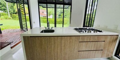 Rentahouse vende espectacular casa campestre ubicada en conjunto residencial, 77 mts construidos en una planta de moderna arquitectura, con cocina abierta, 1 dormitorio, 1 baño,  sala comedor, espacio de terraza, zona de lavanderia, con 651 metros de terreno para arboles frutales, el condominio cuenta con piscinas, zona social, volleyball playero, canchas múltiples, y zona bbq. Buena valorizacion Rentahouse offers a spectacular countryside house for sale in a residential complex. This modern single-story home features 77 sqm of construction, including an open kitchen, 1 bedroom, 1 bathroom, a living-dining area, a terrace space, and a laundry area. Situated on a 651 sqm lot, it's ideal for planting fruit trees. The complex offers amenities such as swimming pools, a social area, beach volleyball, multi-sport courts, and a BBQ zone. Great value appreciation! - 25-1607