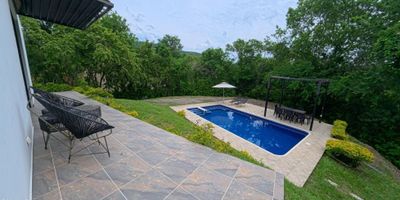 Casa Campestre en Venta - Tranquilidad y Naturaleza Cerca de Apulo

Se vende hermosa casa campestre con 1.650 metros cuadrados de terreno, ubicada a pocos minutos de Apulo, en una zona reconocida por su clima cálido, sus paisajes verdes y su ambiente tranquilo. Ideal para disfrutar en familia o como inversión turística. Características Principales

Tres habitaciones amplias y bien iluminadas

Dos baños completos

Cocina y sala integradas en un espacio cómodo y funcional

Piscina privada rodeada de jardines

Zona de BBQ y comedor al aire libre

Amplios espacios verdes con árboles y jardines nativos

Parqueaderos para varios vehículos

Entorno y Potencial

La propiedad está rodeada de árboles y fuentes naturales de agua, lo que brinda un ambiente fresco y relajante durante todo el año. Su ubicación estratégica y sus comodidades la hacen perfecta para renta en Airbnb o plataformas similares, garantizando una excelente rentabilidad y ocupación.

Una oportunidad única para disfrutar de la vida campestre sin alejarse demasiado de la ciudad. Casa lista para habitar o comenzar a generar ingresos de inmediato. - 25-1946