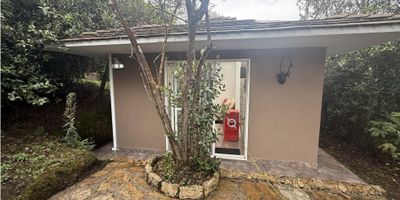 Casa en arriendo en Yerbabuena, Sabana de Bogotá. Rodeada de bosque nativo, en conjunto cerrado con vigilancia, BBQ, salones, canchas de tenis y fútbol. Acogedora, con una habitación con baño, sala-comedor con chimenea, cocina y lavandería compartida. Nevera, baño en piedra, luz natural y finos acabados. Amoblada y con servicios incluidos. - 25-1935