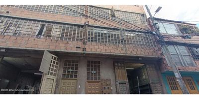Rent-A-House Vende excelente casa Comercial en zona con gran valorización, entre las Av, Américas y Ciudad de Cali a tan solo unos metros de la Estación de Transmilenio Biblioteca Tintal. Consta de una bodega a doble altura con bano y 3 aptos (1 por piso) cada uno con 3 alcobas y 1 baño. Actualmente todo arrendando generando muy buen ingreso mensual. Ideal para inversionistas. Contactanos!! - 25-1926