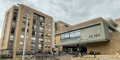 Acogedor apartamento en conjunto privado, 1er piso, de 3 hab con closet de madera, 2 baños completos, balcón, sala comedor, cocina abierta, zona de lavandería. Parqueadero cubierto parqueadero para vi sitantes,en zonas comunes gimnasio, parque infantil,  vigilancia privada. Cerca a la Boyacá, CC Colina, supermercados, clínicas y trasnporte público. - 25-1959