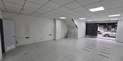 RentaHouse Arrienda estupendo Local de 85 metros cuadrados excelente oportunidad para negocios debido a su alta afluencia de personas y la diversidad de actividades comerciales, la zona está bien conectada por transporte público, incluyendo TransMilenio y buses, alberga una mezcla de comercios, restaurantes, oficinas y espacios culturales
CANON INCLUYE ADMINISTRACIÓN, LLAMA YAAA!! - 25-1660