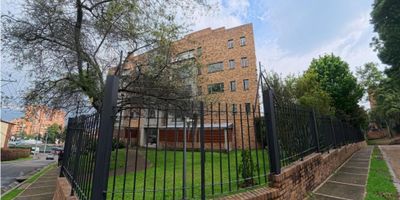 Espectacular apartamento de 300 m² ubicado en exclusiva zona de alta valorización, rodeado de naturaleza y vistas a la montaña. Dispone de 5 amplias habitaciones, 5 baños, 3 estacionamientos y 1 depósito. Cuenta con una elegante sala con chimenea, estudio o sala de TV, amplio comedor, y moderna cocina con área de lavado, cuarto y baño de servicio. Espacios luminosos, confortables y con un diseño Spectacular 300 m² apartment located in an exclusive high-value area, surrounded by nature and mountain views. It features 5 spacious bedrooms, 5 bathrooms, 3 parking spaces, and 1 storage room. Includes an elegant living room with fireplace, study or TV room, large dining area, and a modern kitchen with laundry area, maid's room and bathroom. Bright, comfortable spaces that blend luxury and tranquility. - 25-1925