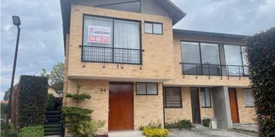 Rentahouse Arrienda  Bella Casa en Cajica, ubicada en conjunto tranquilo y seguro, con un area de 170 mts construidos en lote de 250 mts, cuenta con 3 habitaciones cada una con su baÃ±o privado, family room, estudio,sala comedor con chimenea a gas, cocina abierta, zona de ropa independiente, pergola y BBQ, jardin,  el conjunto ofrece vigilancia permanente, cercana a via principal, a ... - 25-1958