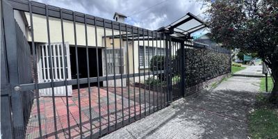 Se vende casa en  Barrio Tierra Linda - Suba PERFECTA PARA CONSTRUCTORES, a pocos metros de la autopista Lote de 15 x 25 de fondo Espacios con mucha personalidad, 4 alcobas 2 de ellas con bano privado bano auxiliar, bano social mas cuarto y bano de servicio Sala Comedor Cocina Comedor auxiliar 2 jardines 2 casas de depositos 2 Garaje cubiertos 2 tanques de agua de reserva de 500 litros Mas detalles sobre este inmueble:
- Lote: 375m2  ( 15 mts de frente x 25 mts de fondo)
- Se puede construir hasta 5 pisos segun el Decreto 555 de 2022.
- Consta de placas aligeradas reforzadas de cimentaciOn en casetOn de guadua, con plafones entre ellas
- Es sismo resistente, presentando una respuesta estructural buena y de estabilidad.

Distribucion de la Casa Unifamiliar en una planta:
- Area de antejardin (medida: 8 de frente x 2,85 mts de fondo)

- 2 garajes cubiertos 
- Hall de entrada
- Bano social
- Sala con chimenea a lena con excelente tiraje
- Comedor
- Cocina integral con estufa a gas
- Comedor auxiliar
- Bano auxiliar
- 2 alcobas auxiliares
- 2 alcobas con bano privado
- Patio posterior
- 2 casas de almacenamiento o taller
- Amplio cuarto de ropas
- Cuarto y bano de servicio



Acceso a vias principales, 2 estaciones de Transmilenio sobre la Autopista Norte ( la Estacion 127 y la Estacion Prado).


Usos Principales:
- Vivienda Unifamiliar, Bifamiliar y Multifamiliar
Usos Complementarios:
- COMERCIO: Comercio Local Tipo I
- SERVICIOS: Clinicas y Oficinas, Estacion de servicio y Diagnosticentros de Automotores,Hogares Geriatricos, Veterinarias, Iglesias de Culto, 




APROVECHE ESTA OPORTUNIDAD DE INVERTIR EN UNA PROPIEDAD DE ALTA VALORIZACION Y DESARROLLO - 25-1973