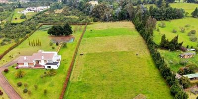 Rentahouse vende espectacular lote esquinero en conjunto cerrado, uso residencial, seguridad 24 horas, y con excelentes vias de acceso totalmente terminadas, a 2 Km de La Caro, completamente desarrollado con cercas vivas,muro frontal y puerta de entrada, acometida de agua potable y energia,para construir la casa de tus sueños en medio de la belleza de la naturaleza. Magnifica oportunidad! - 25-226